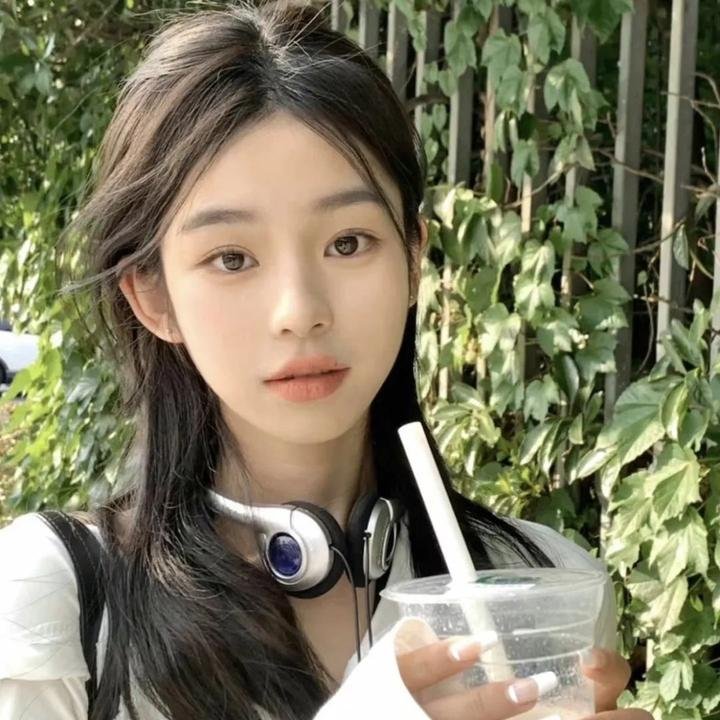 穿黄睡衣的女孩